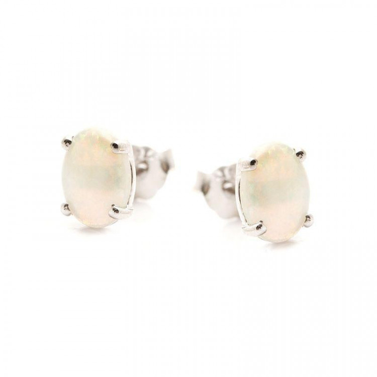 Clous d'oreilles avec opale blanche naturelle ovale
